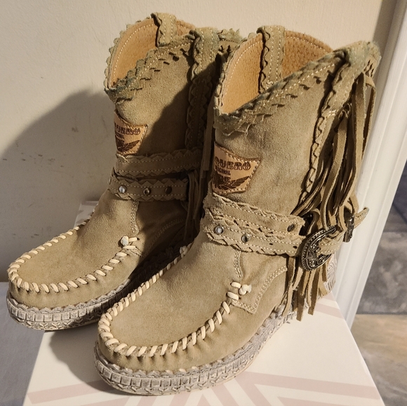El Vaquero Women's Tan Moccasin Boots - Picture 4 of 10